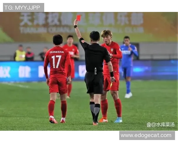 球员比赛中被红牌罚下，镜头捕捉愤怒瞬间